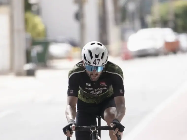 Ciclista de estrada em prova, posição de ataque sobre o guidão